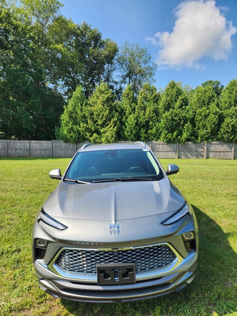 Used 2025 Buick Encore GX Avenir w/ Avenir Technology Package AWD/4WD image 2