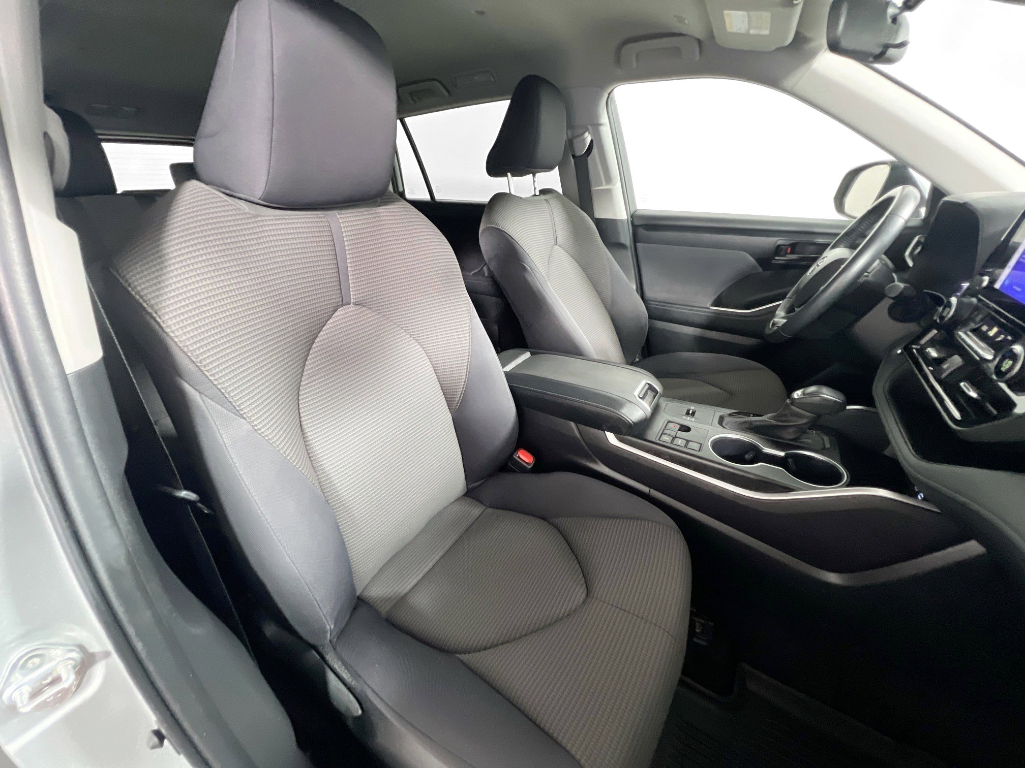 Used 2023 Toyota Highlander LE FWD image 31