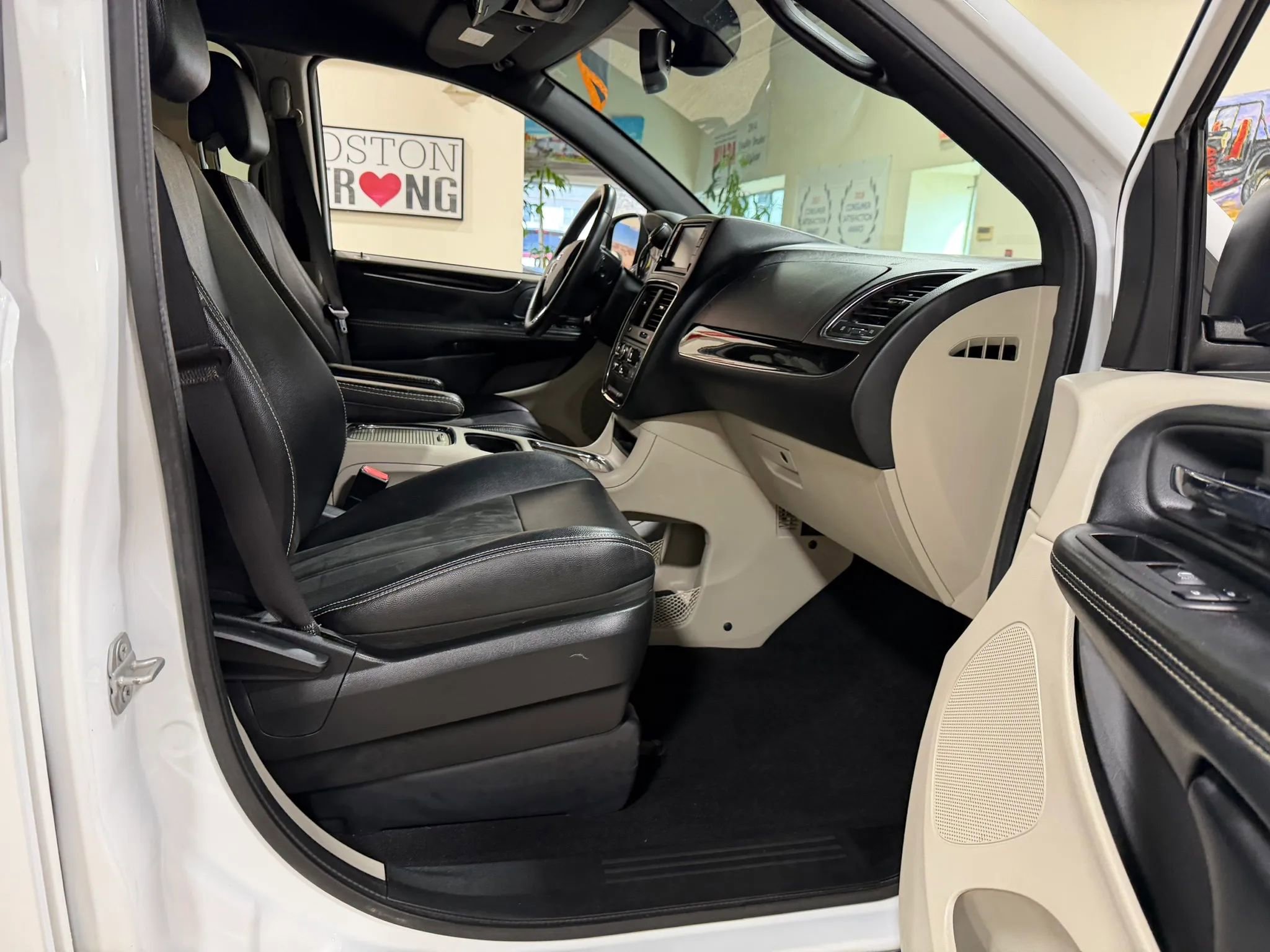 Used 2019 Dodge Grand Caravan SXT FWD image 39