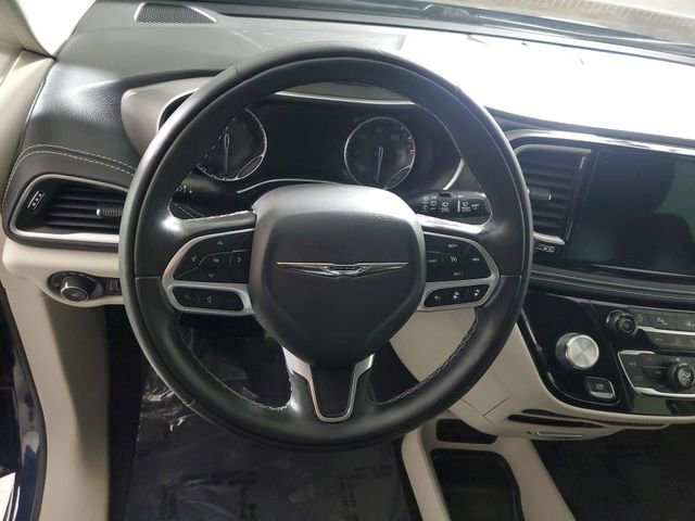 Used 2022 Chrysler Pacifica Touring-L image 10
