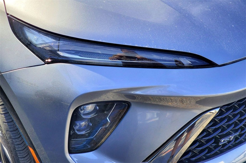 Used 2024 Buick Envision Sport Touring image 2