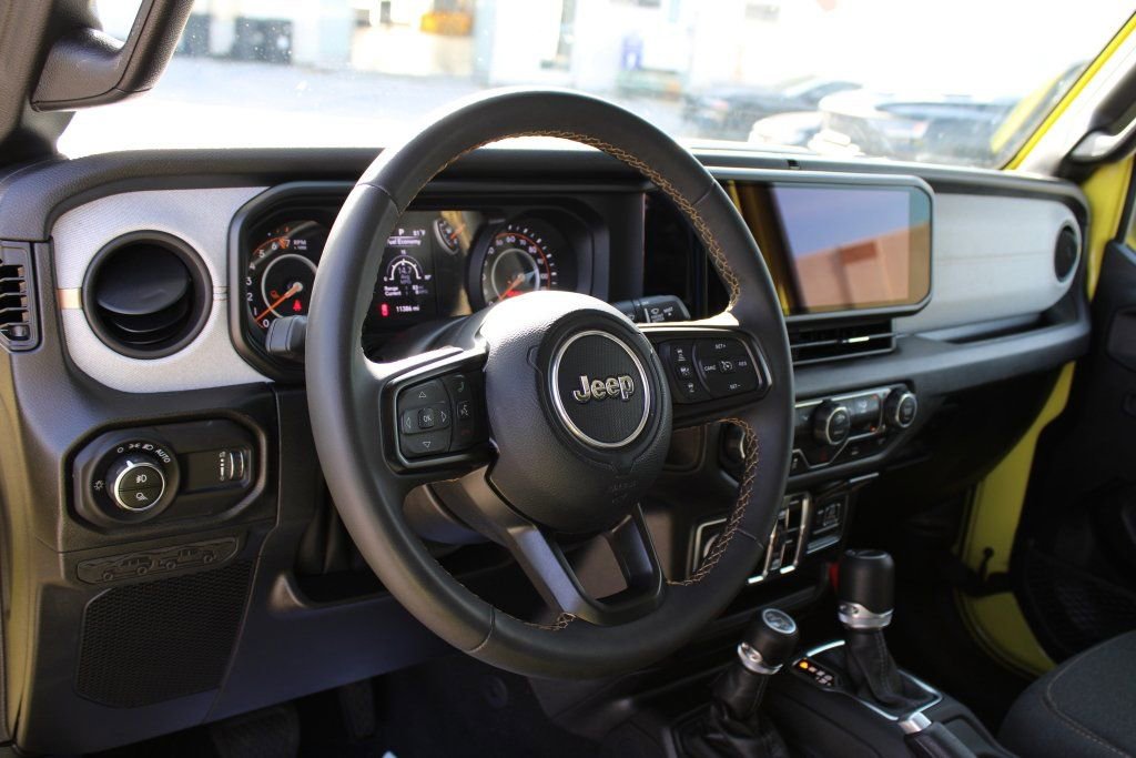 Used 2024 Jeep Gladiator Sport image 11