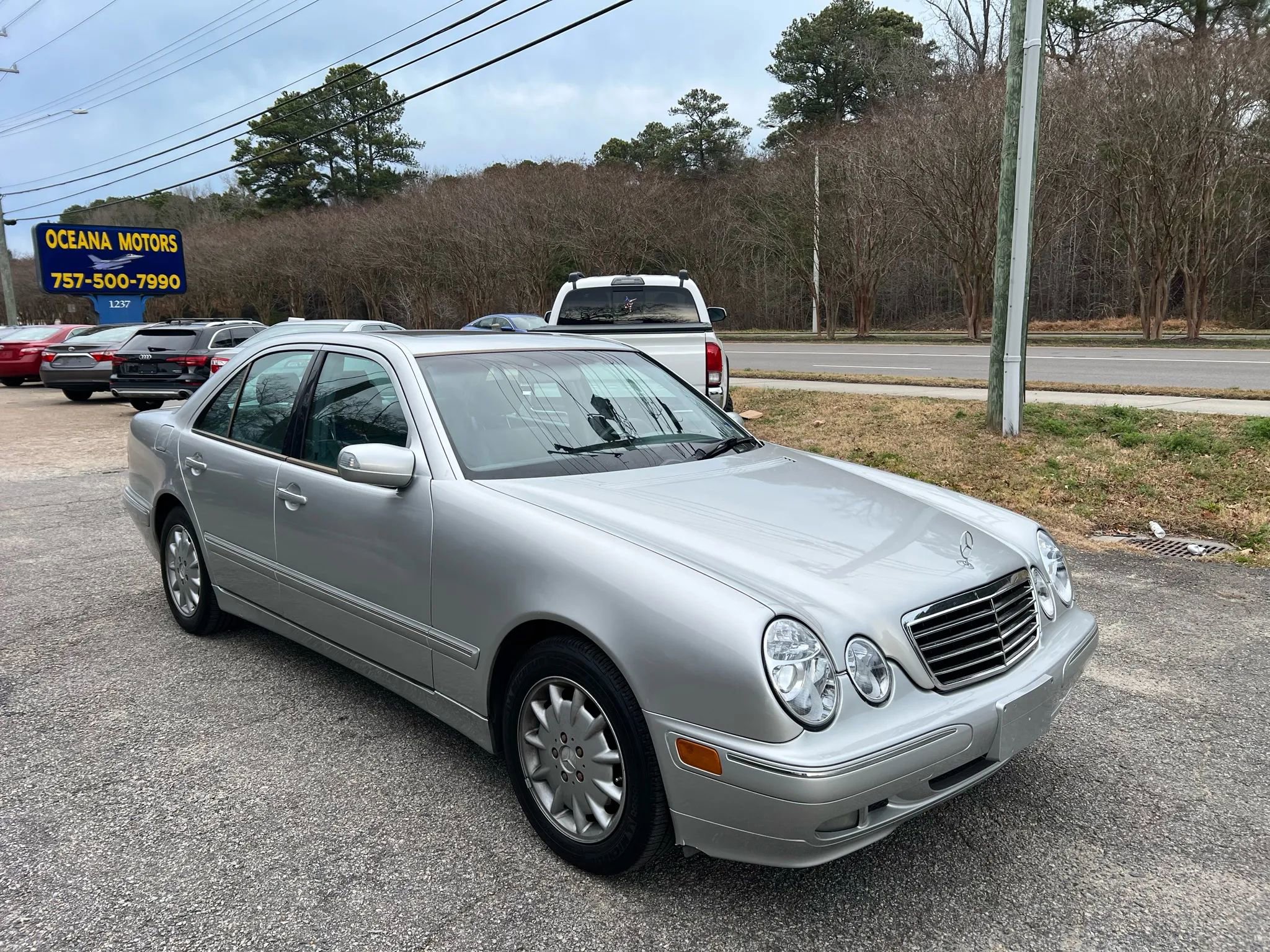 Used 2000 Mercedes-Benz E 320 Sedan image 3
