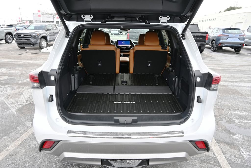New 2026 Toyota Highlander Platinum image 7