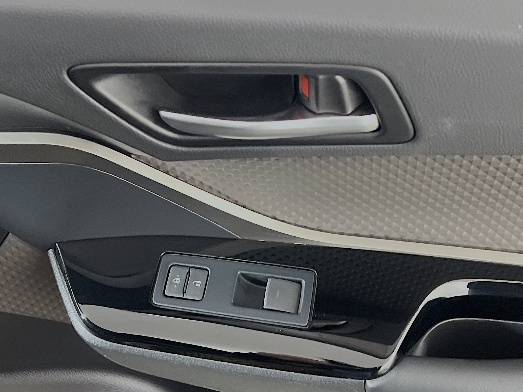 Used 2021 Toyota C-HR Limited image 32