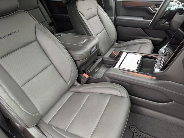 Used 2025 GMC Yukon Denali w/ Advanced Technology Package image 12