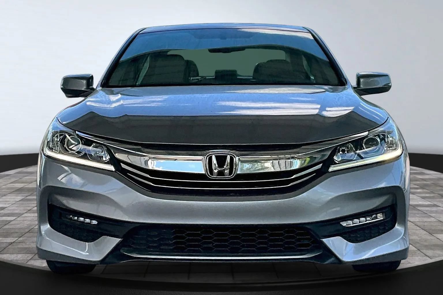 Used 2017 Honda Accord EX-L image 2