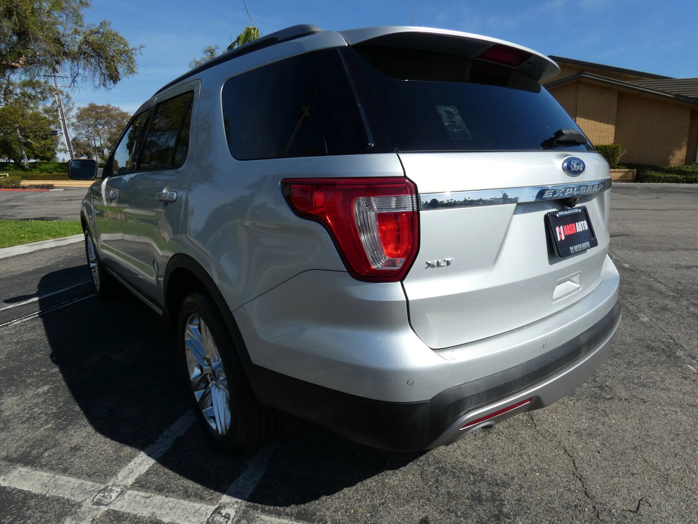 Used 2017 Ford Explorer XLT w/ Equipment Group 202A image 12