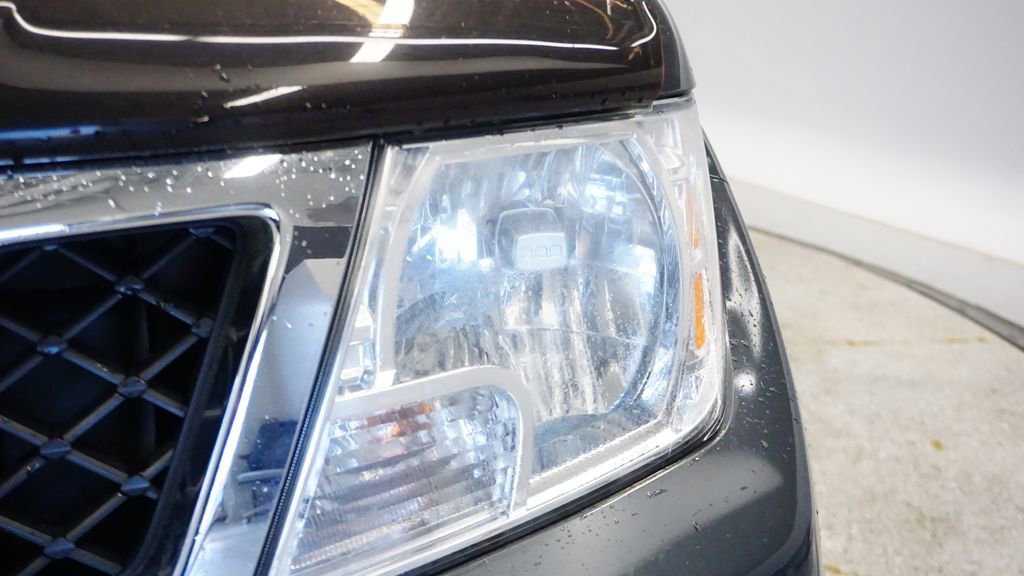 Used 2012 Nissan Frontier SL w/ Moonroof Pkg image 9