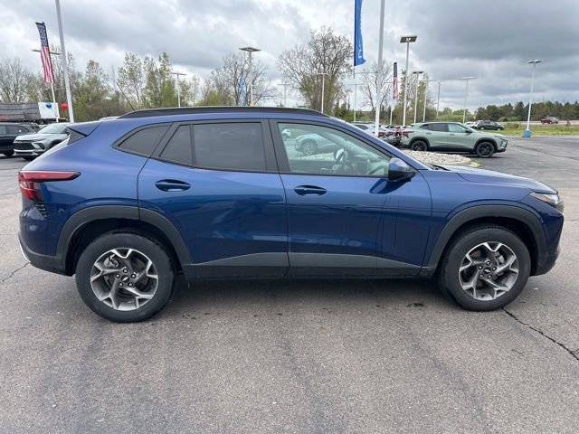 Used 2024 Chevrolet Trax LT w/ Driver Confidence Package FWD image 4
