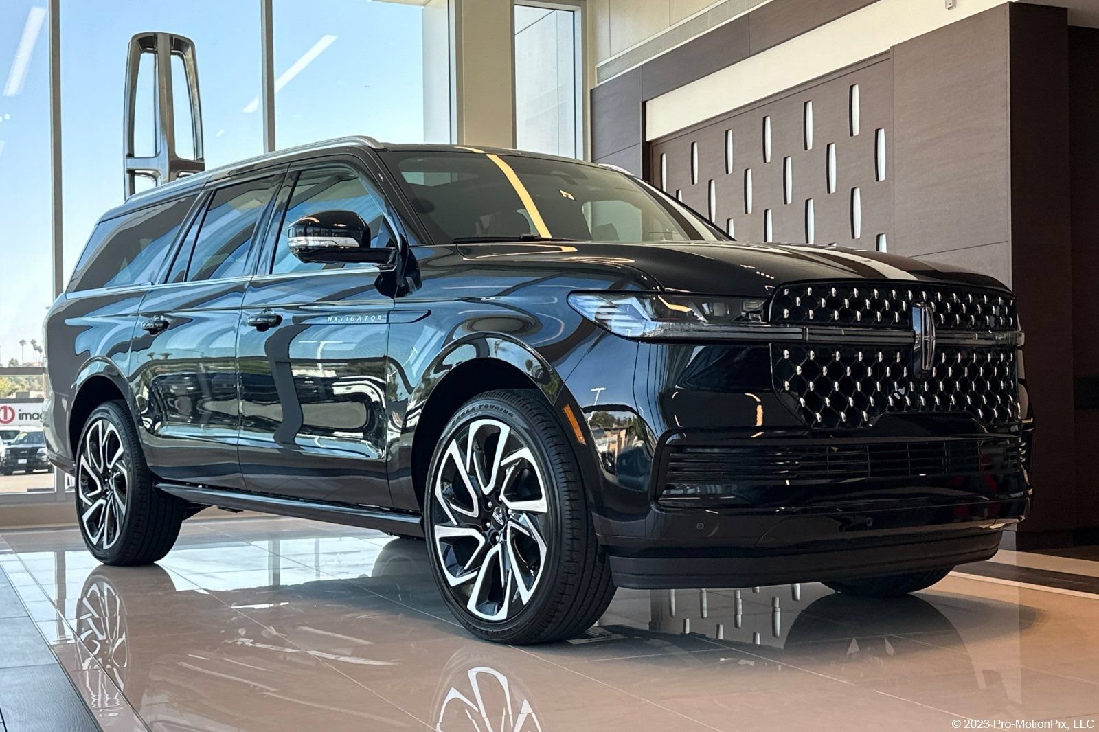 New 2026 Lincoln Navigator L Black Label AWD/4WD image 1