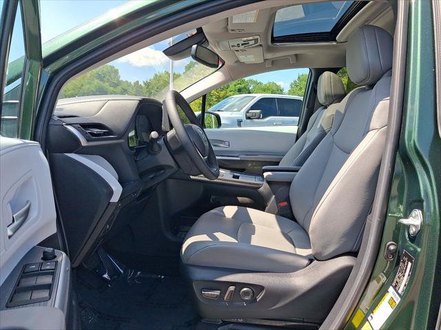 Certified 2025 Toyota Sienna XLE FWD image 12