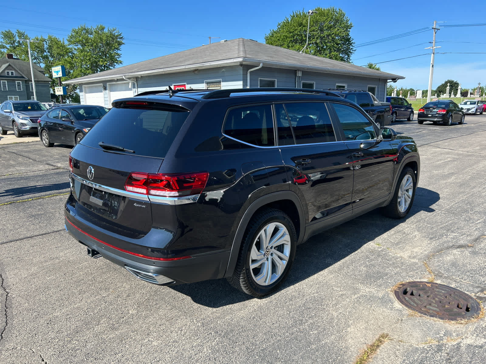 Used 2023 Volkswagen Atlas SE AWD/4WD image 3