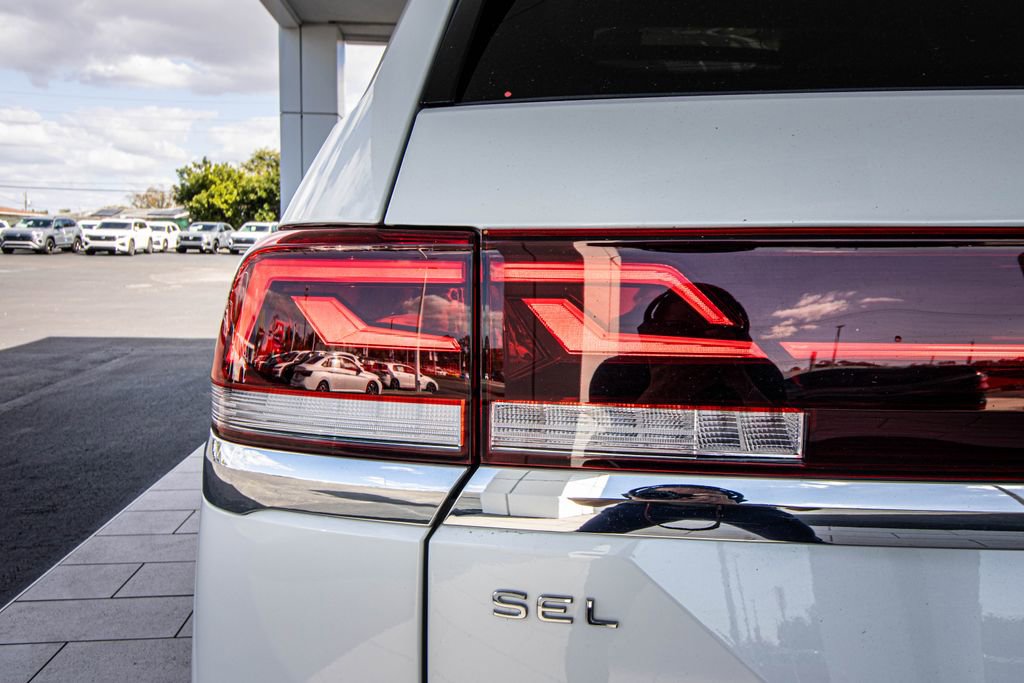 Used 2024 Volkswagen Atlas SEL Premium R-Line image 18