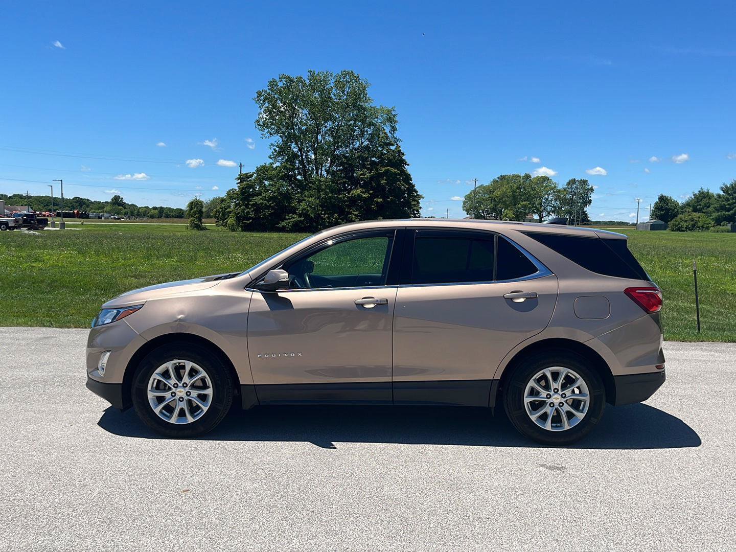Used 2018 Chevrolet Equinox LT FWD image 2