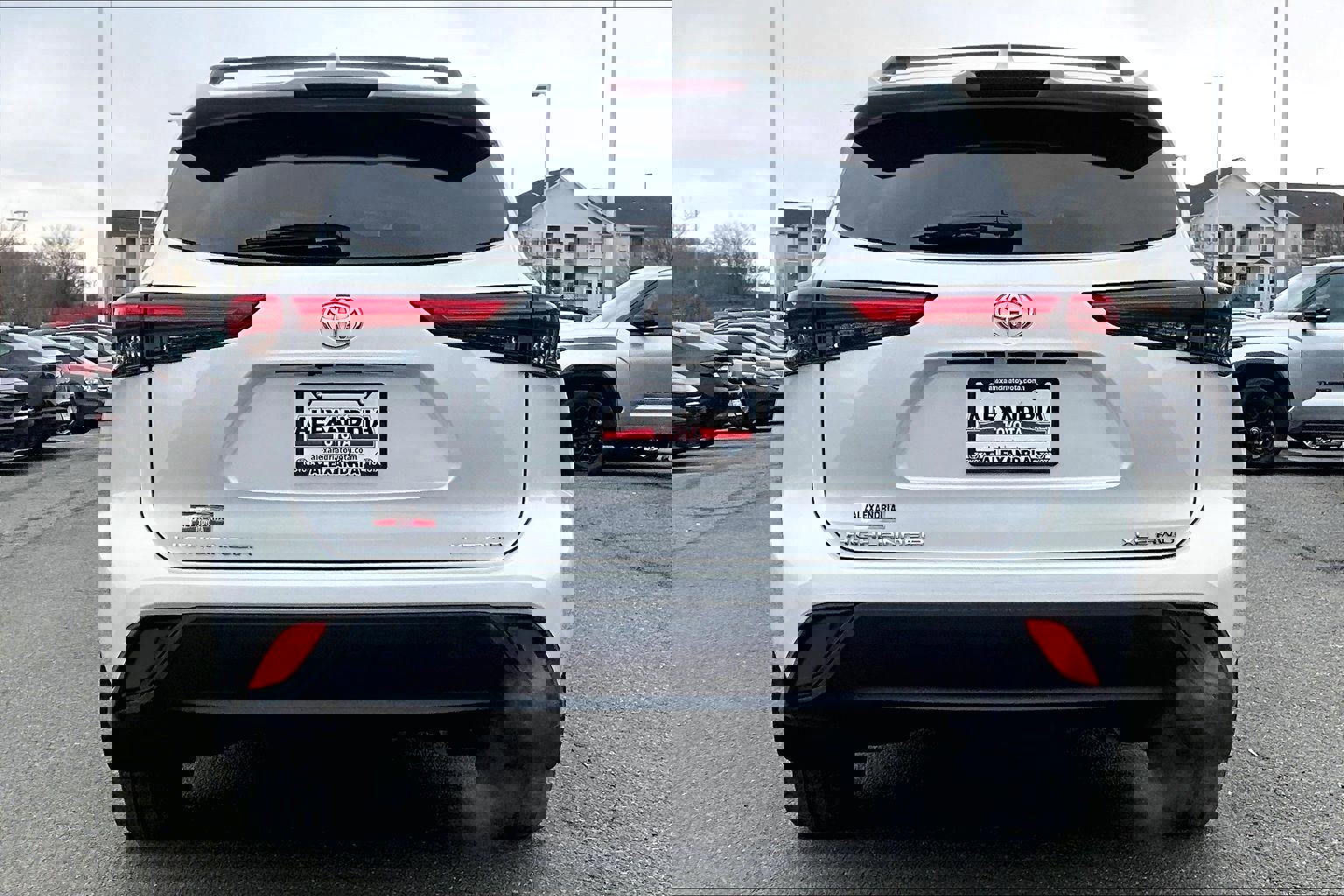 Used 2023 Toyota Highlander XLE image 4