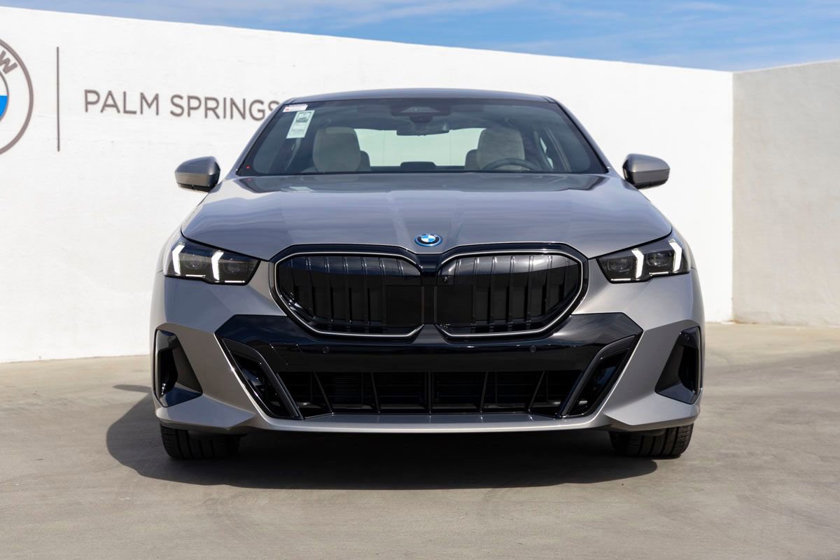 New 2026 BMW 550e xDrive w/ Premium Package AWD/4WD image 4