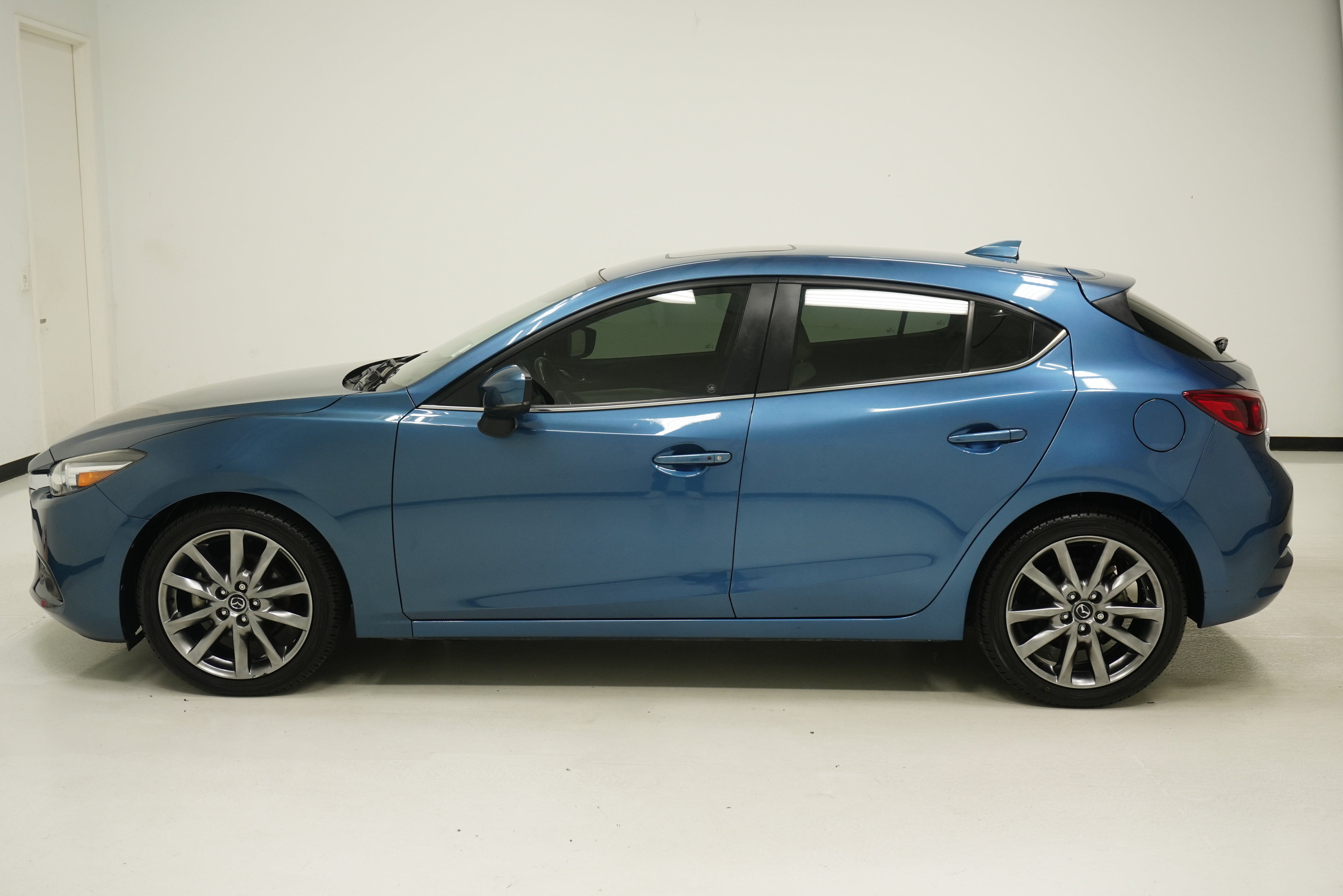 Used 2018 MAZDA MAZDA3 Grand Touring FWD image 6