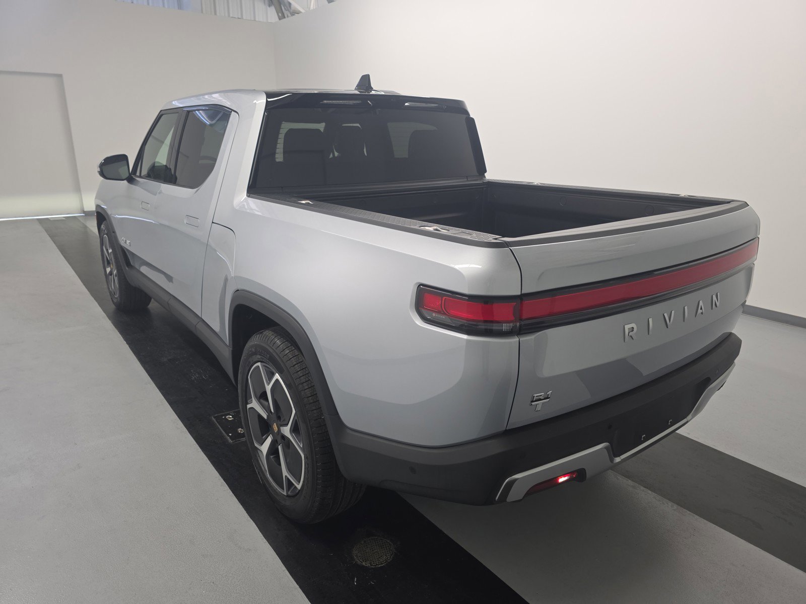 Used 2024 Rivian R1T Adventure AWD/4WD image 3