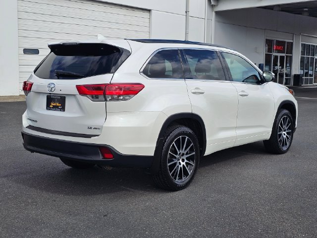 Used 2017 Toyota Highlander SE AWD/4WD image 6