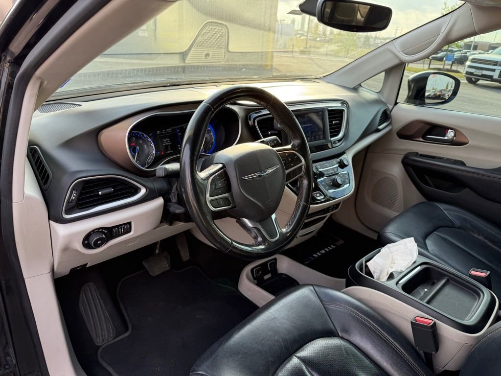 Used 2019 Chrysler Pacifica Touring-L image 7