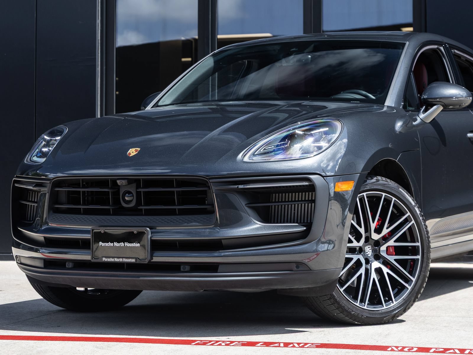 Certified 2024 Porsche Macan S AWD/4WD image 7