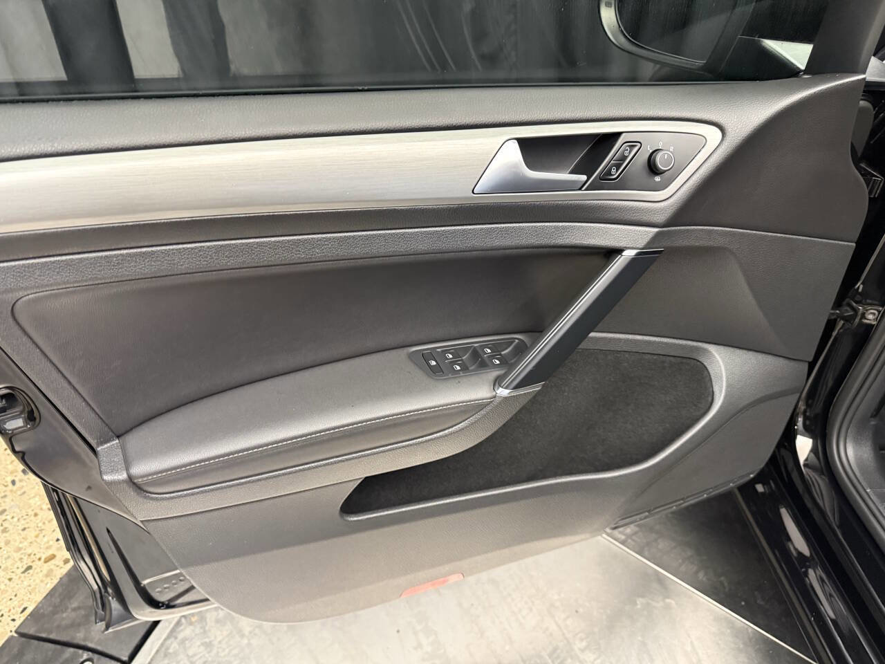 Used 2015 Volkswagen Golf SE image 16