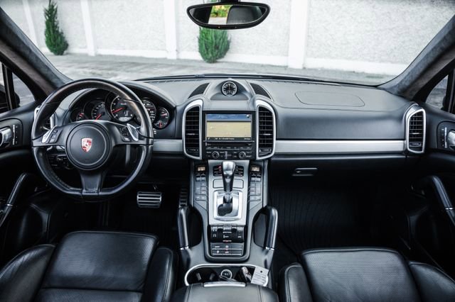 Used 2013 Porsche Cayenne Turbo image 6