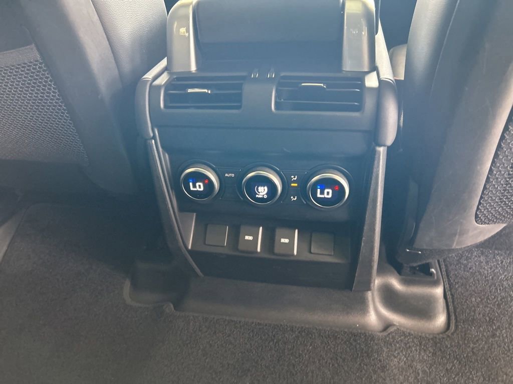 Used 2024 Land Rover Defender 130 X-Dynamic SE image 29