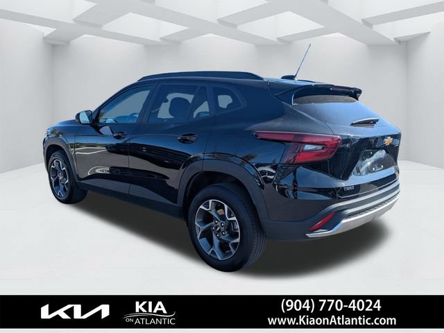 Used 2025 Chevrolet Trax LT w/ LT Convenience Package FWD image 5