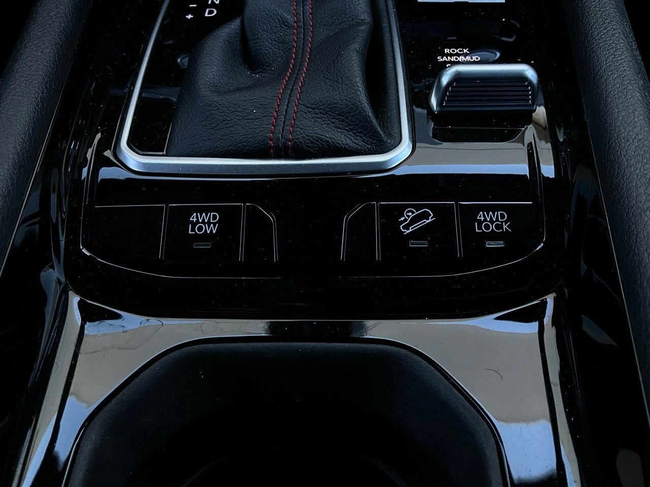 Used 2025 Jeep Compass Trailhawk image 23