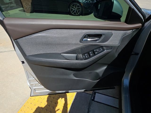 Used 2023 Nissan Rogue SV image 11