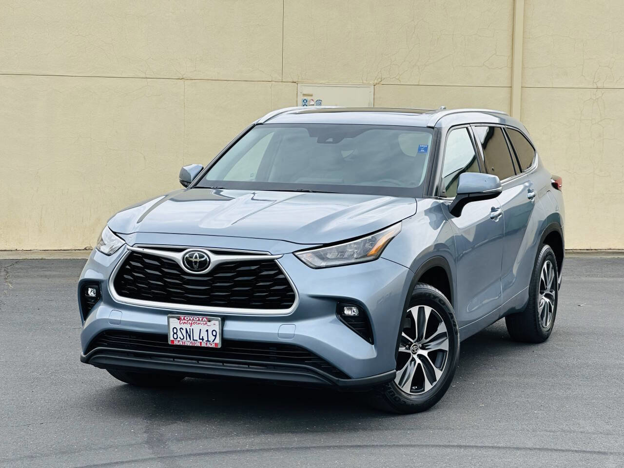 Used 2020 Toyota Highlander XLE FWD image 3