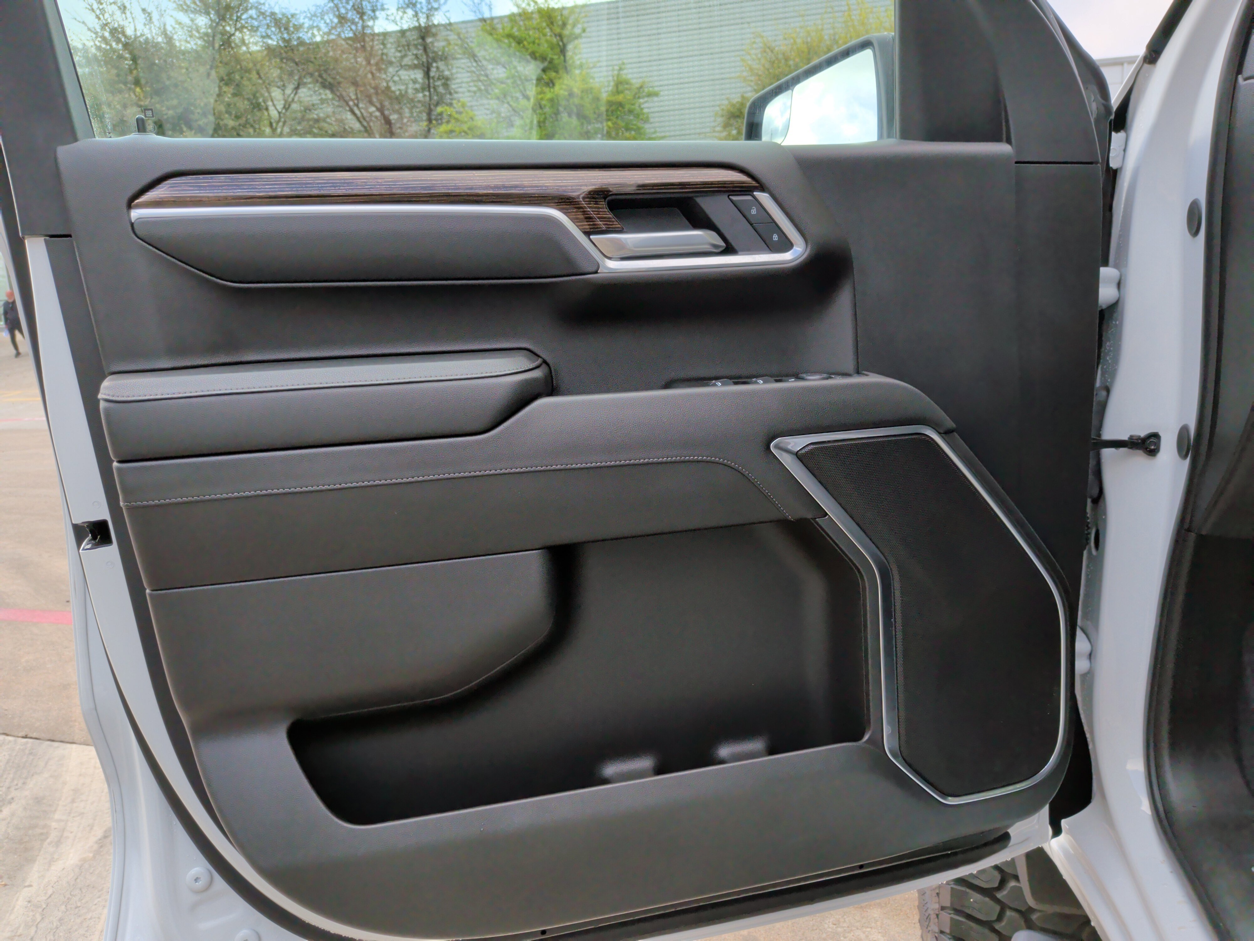 Used 2025 GMC Sierra 1500 SLE image 12