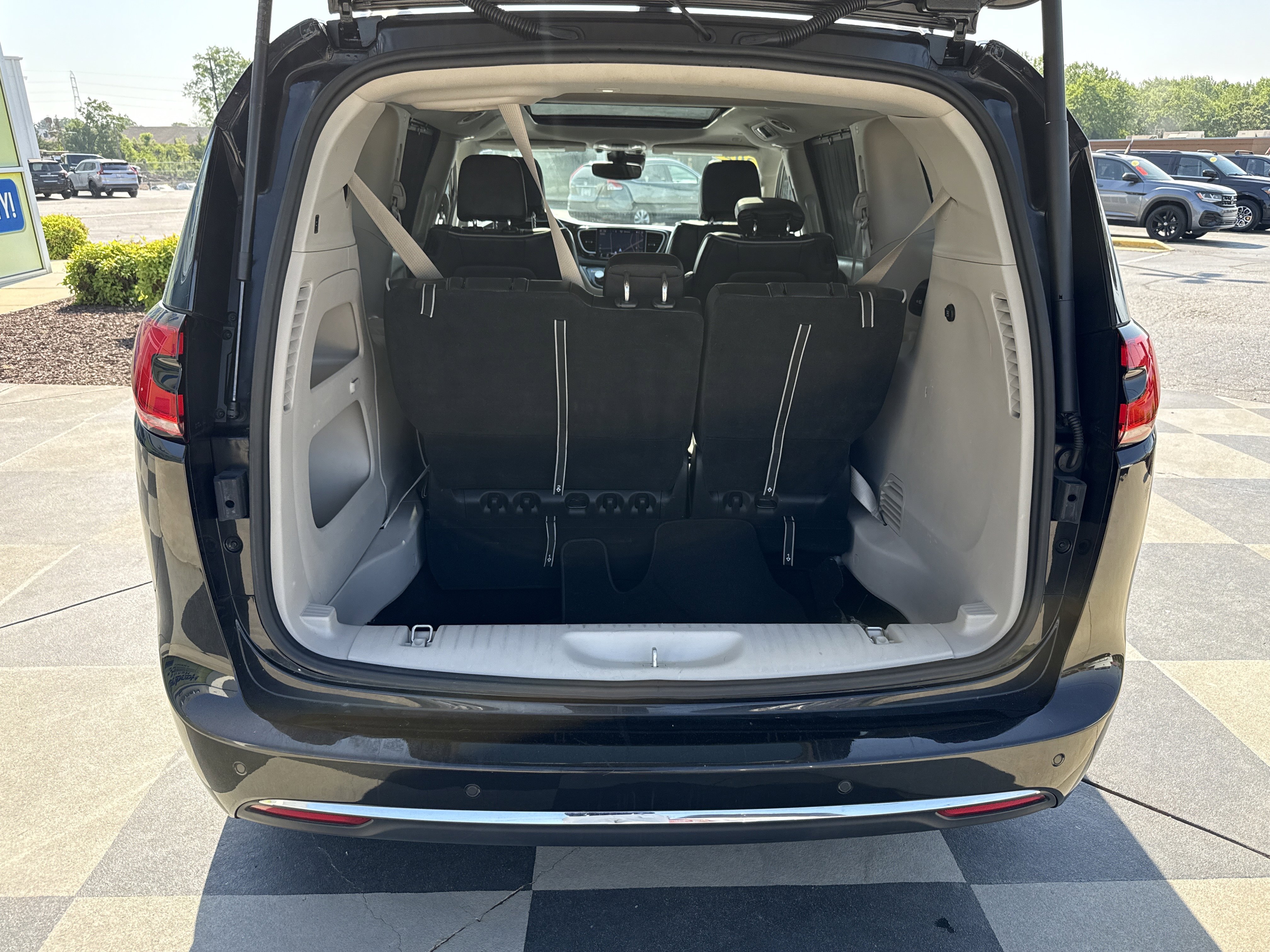 Used 2023 Chrysler Pacifica Limited FWD image 33