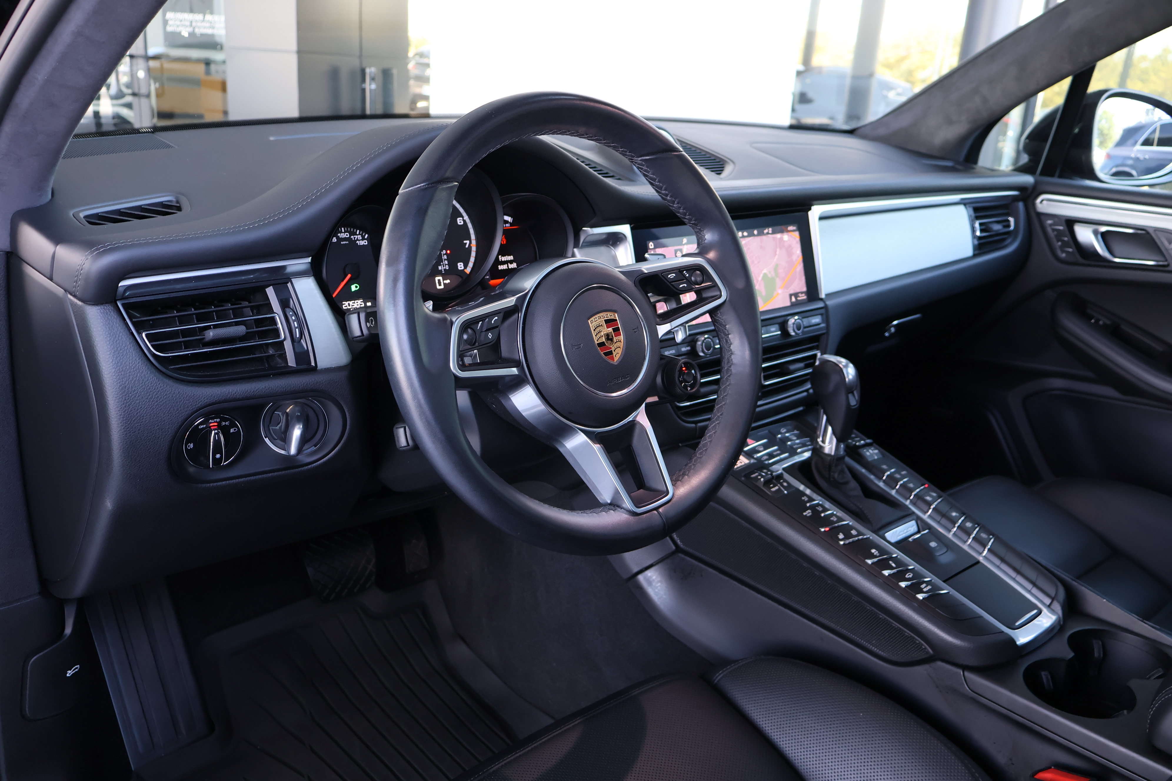 Used 2020 Porsche Macan Turbo AWD/4WD image 15