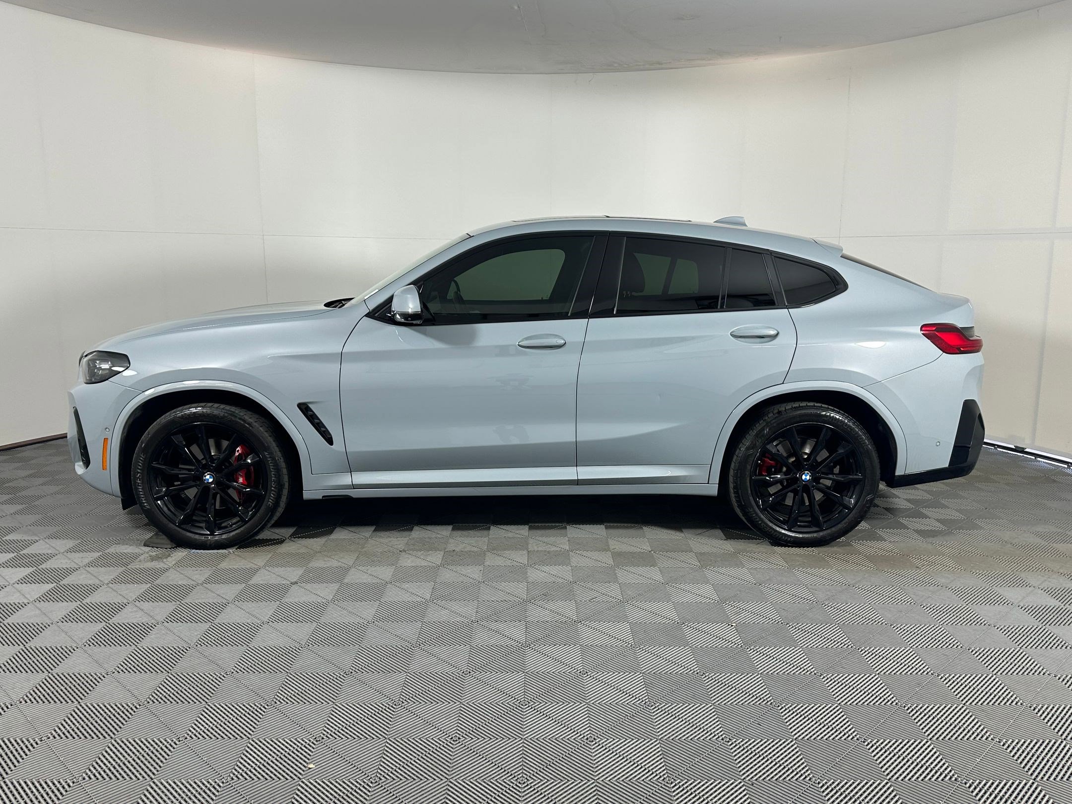 Certified 2023 BMW X4 xDrive30i w/ M Sport Package image 2