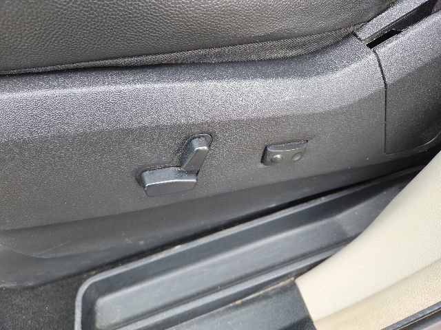 Used 2016 Chrysler Town & Country Touring-L FWD image 24