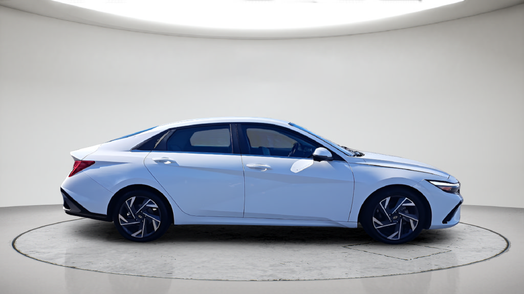 Used 2024 Hyundai Elantra Limited FWD image 5