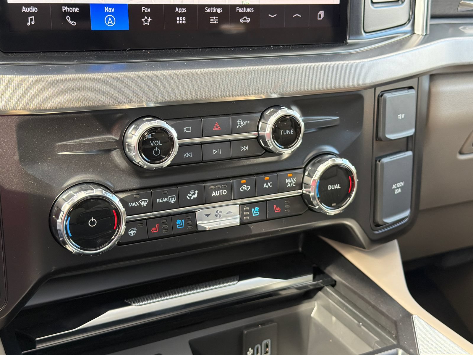 New 2026 Ford F350 Platinum w/ Platinum Plus Package AWD/4WD image 28