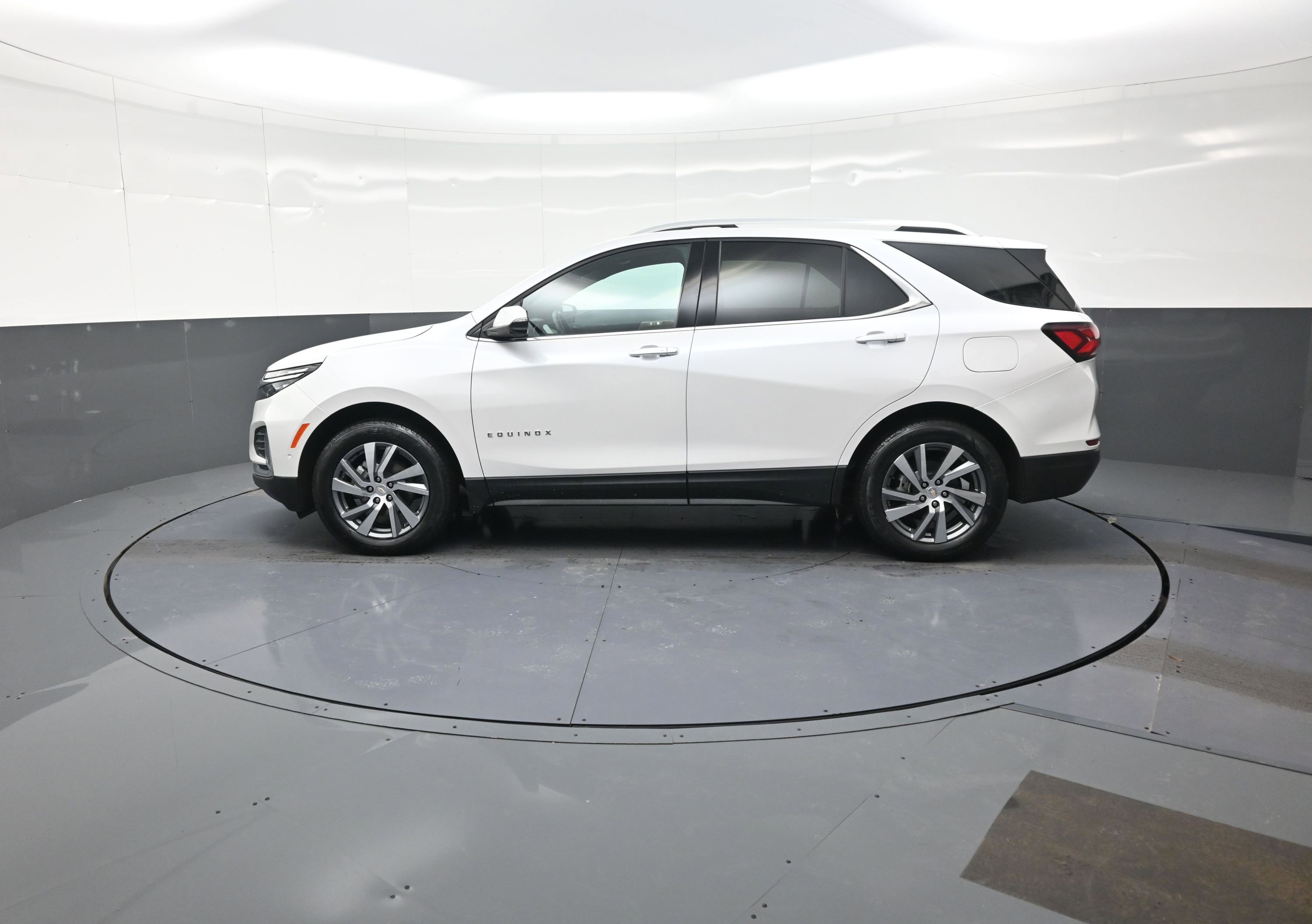 Used 2023 Chevrolet Equinox Premier image 6