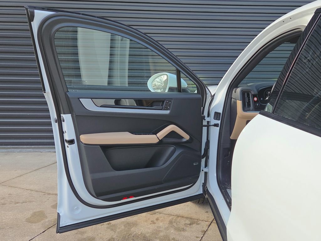 Certified 2026 Porsche Cayenne Coupe image 6