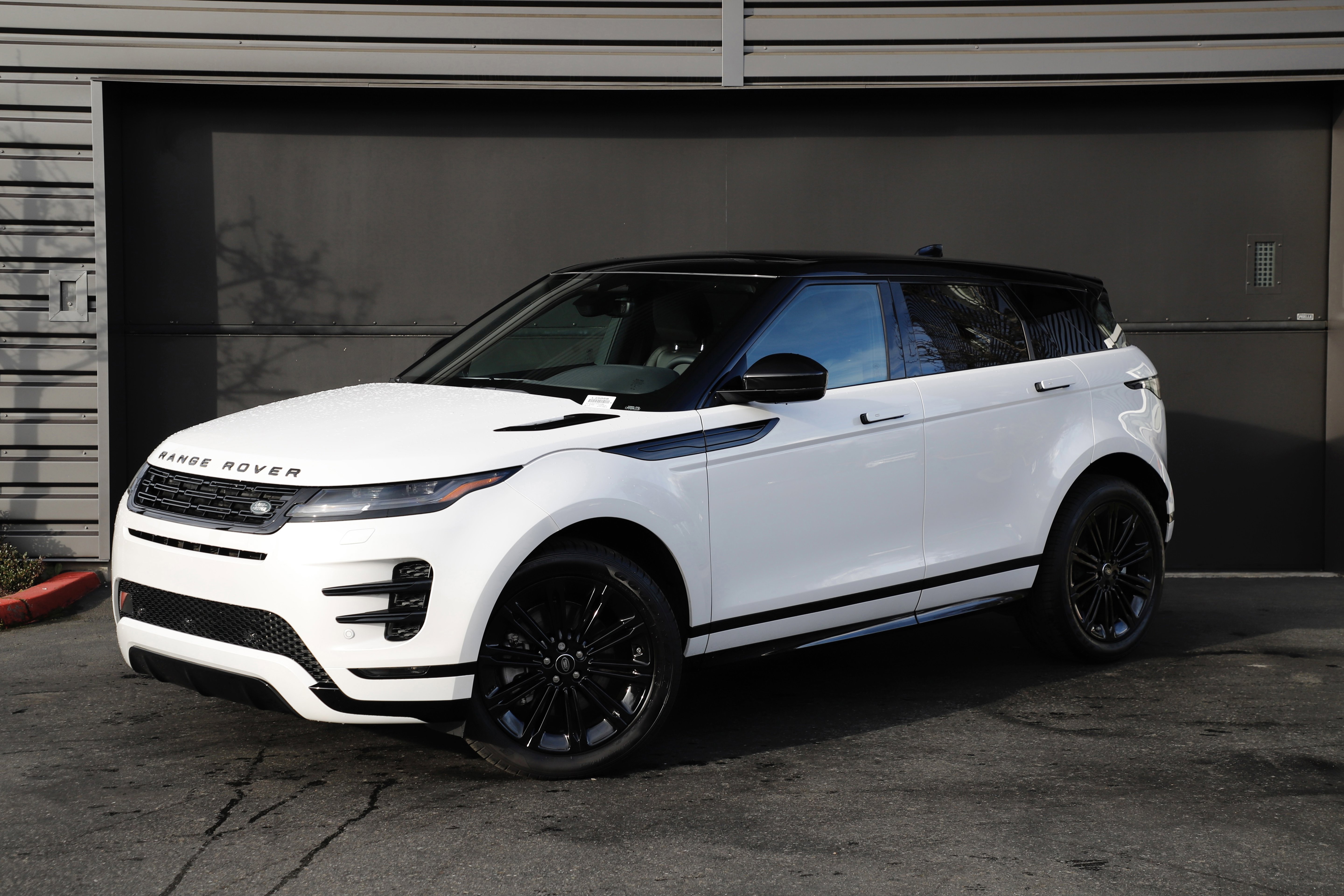 New 2025 Land Rover Range Rover Evoque Dynamic SE image 1