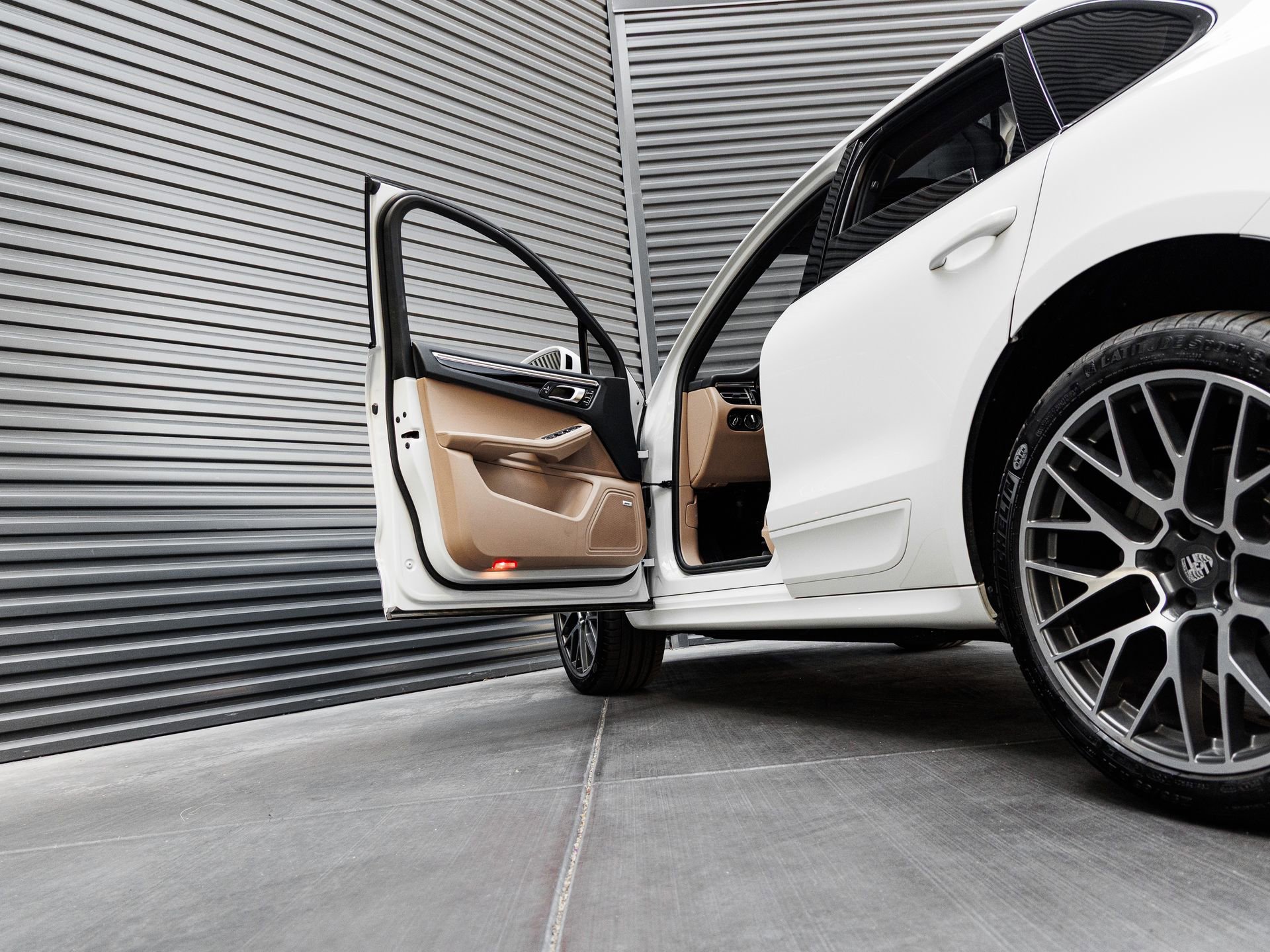 Certified 2021 Porsche Macan S AWD/4WD image 13