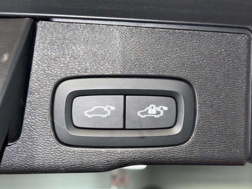 Used 2024 Volvo XC60 T8 Ultimate w/ Climate Package image 18