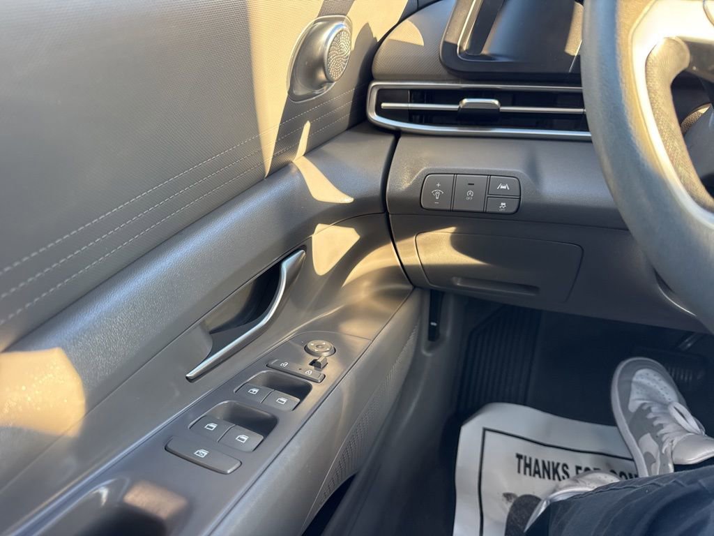 Used 2021 Hyundai Elantra SE image 23