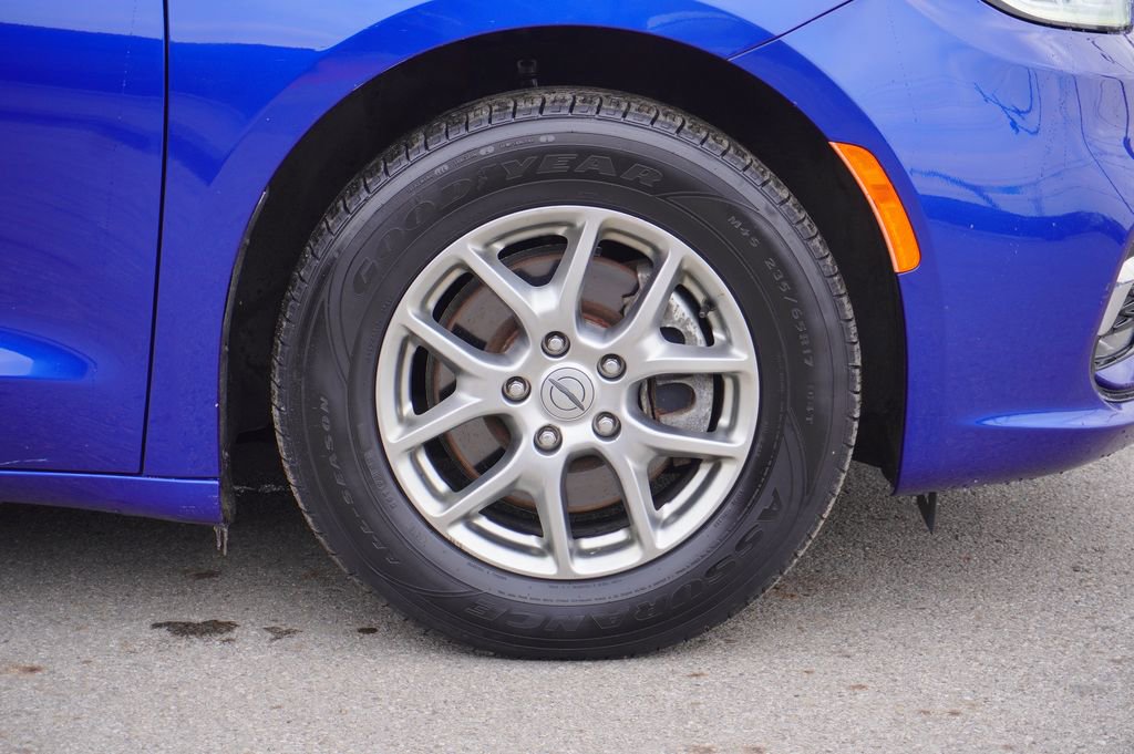 Used 2021 Chrysler Pacifica Touring image 13