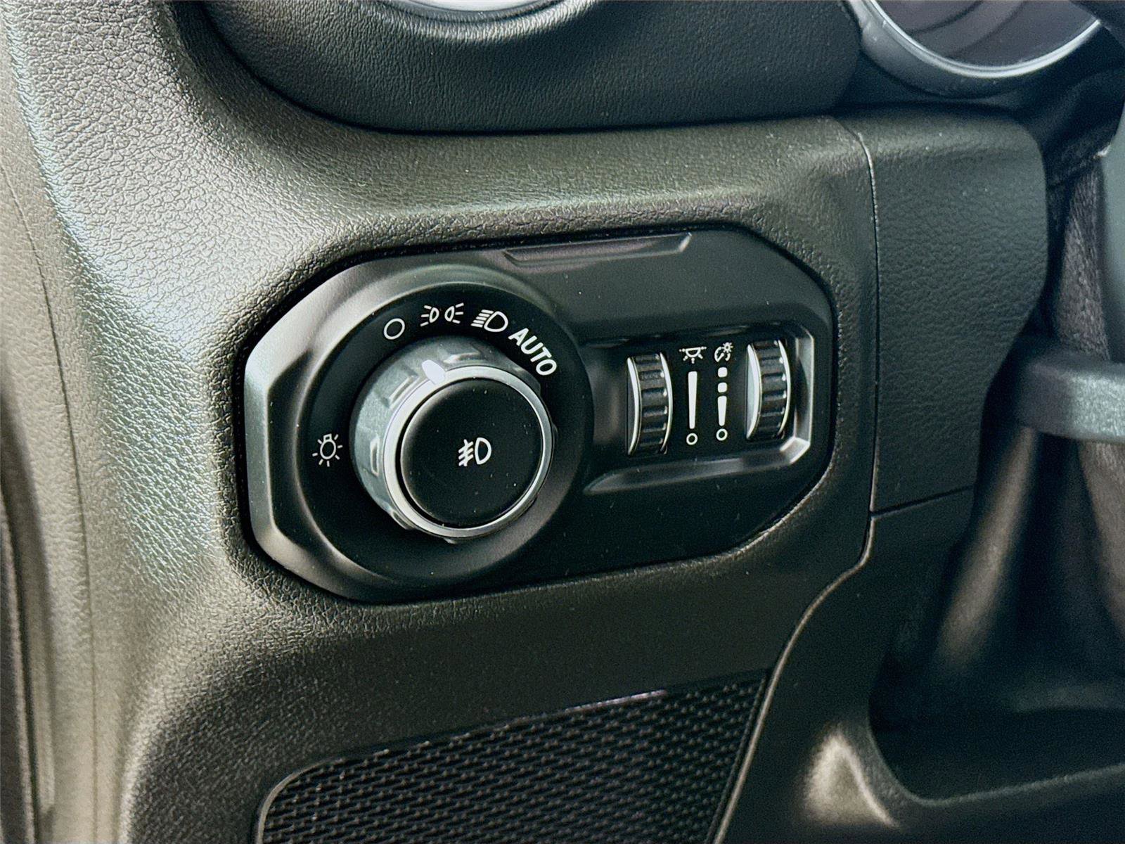 Used 2019 Jeep Wrangler Unlimited Sahara w/ Quick Order Package 24M Moab AWD/4WD image 14