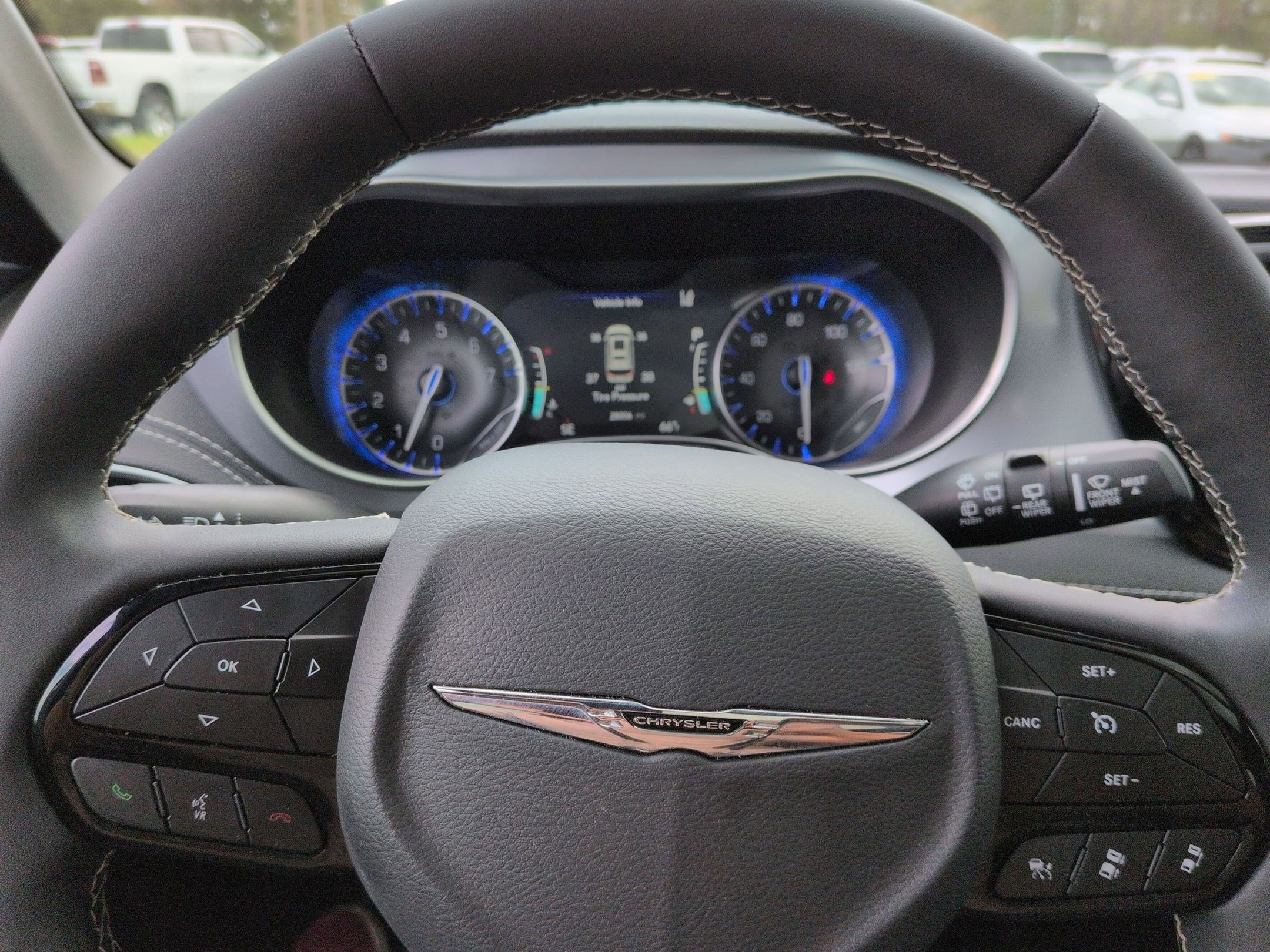Used 2025 Chrysler Pacifica Limited FWD image 12
