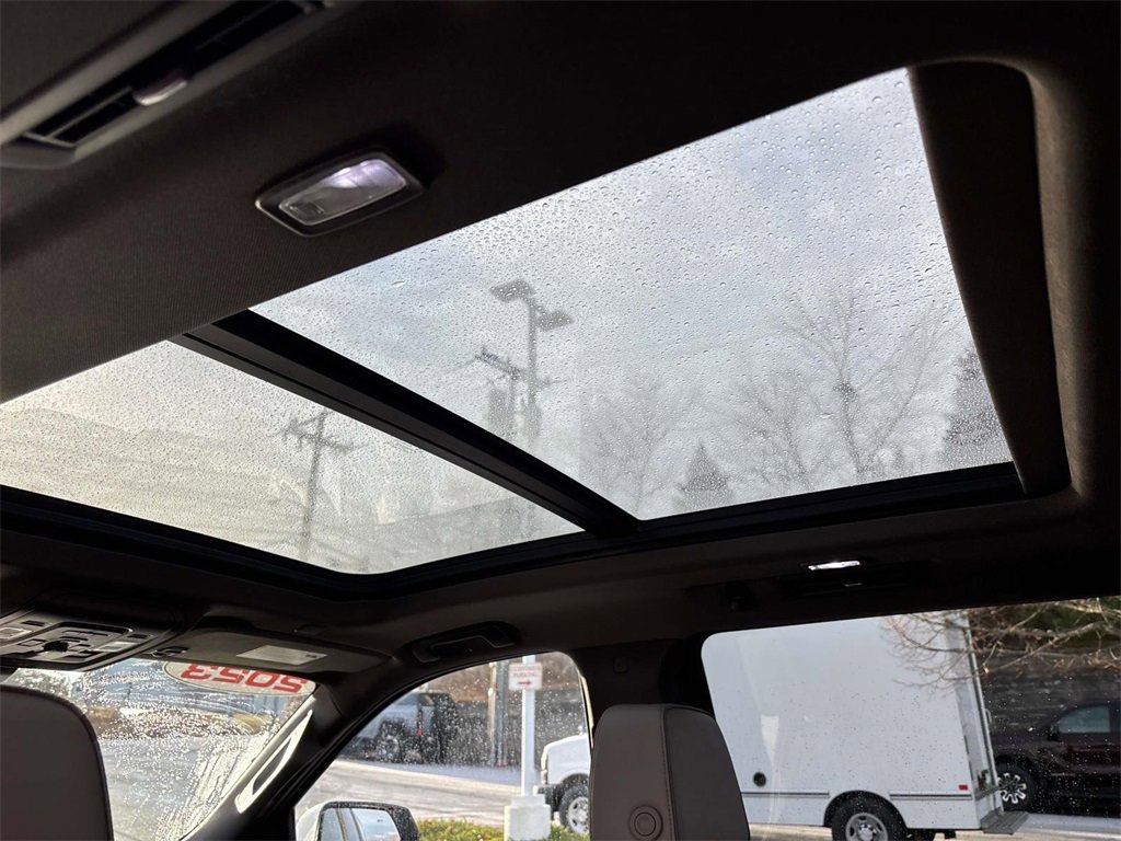 Used 2023 GMC Yukon XL SLT w/ SLT Luxury Package image 12